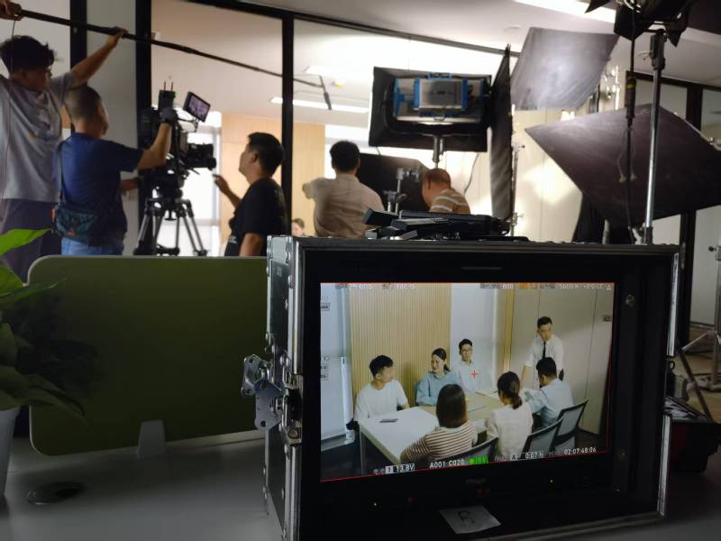 晋江市TVC拍摄公司：科技产品视觉化大师，诠释未来感与功能美学